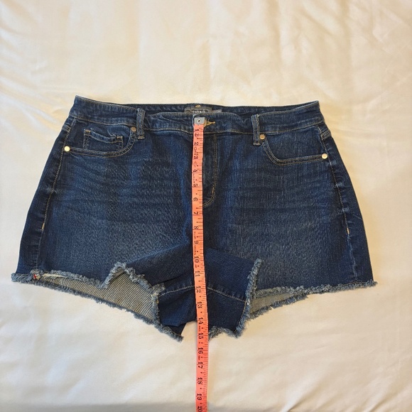 Torrid Feel the Fit Cut Off Jean Shorts‎ Dark Wash Sz 16 - Picture 4 of 7